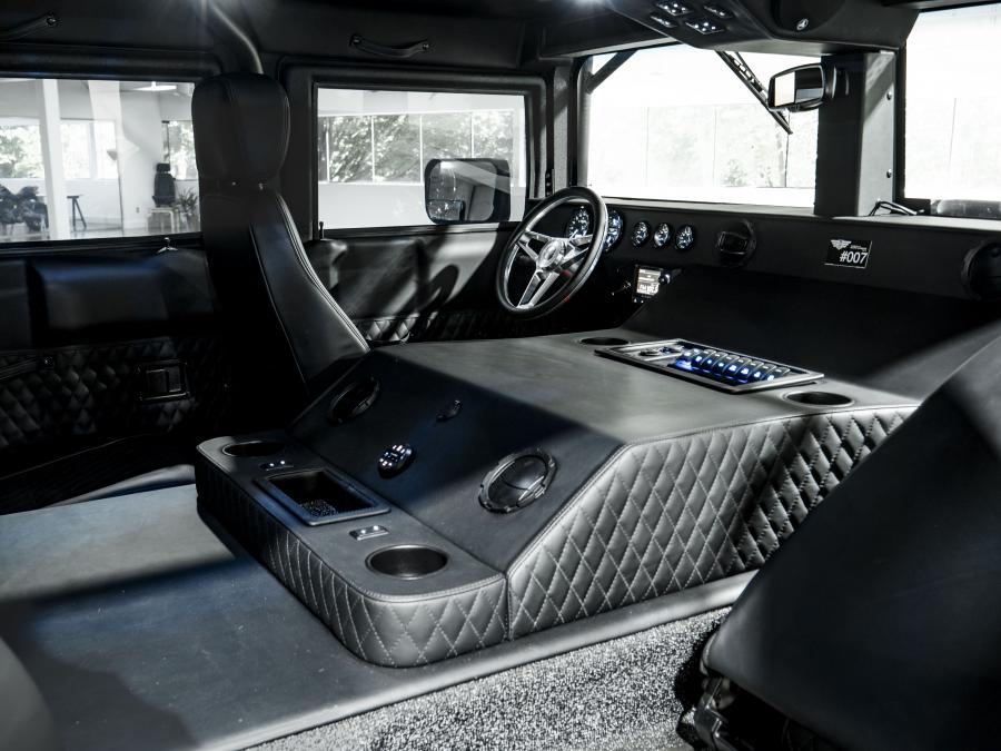 Интерьер Hummer H1 Supertruck by Mil-Spec Automotive 2020 года  (фото 6 из 13)